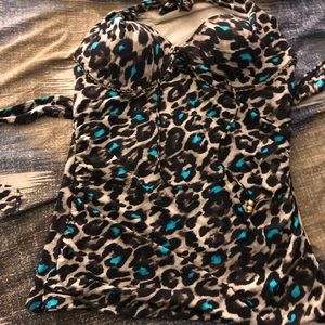 Leopard tankini top size 36/38  C.  I’d say fits like a 12-14